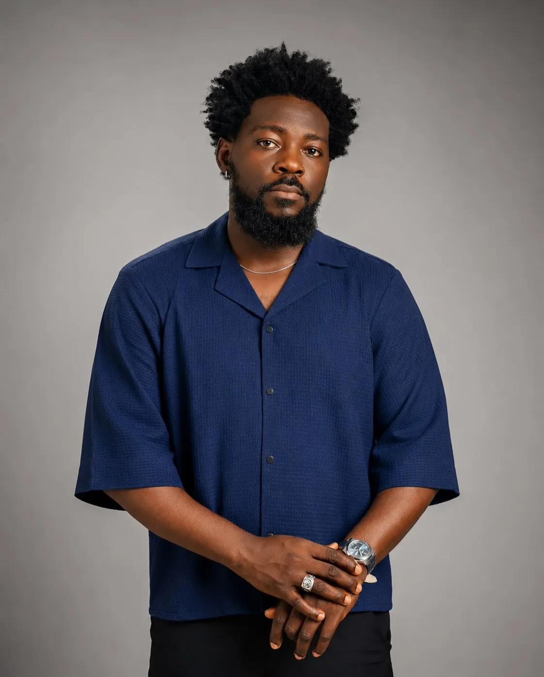 The cropped shirt by Tobby Vogue, worn by a model