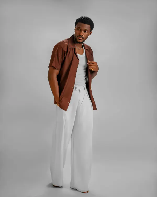 Look 007: rust shirt over a white vest with relaxed wide-leg trousers